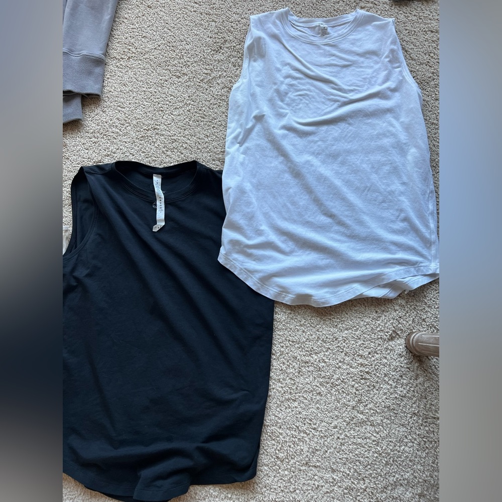 Set of two Lululemon women’s tank tops black and white size 4